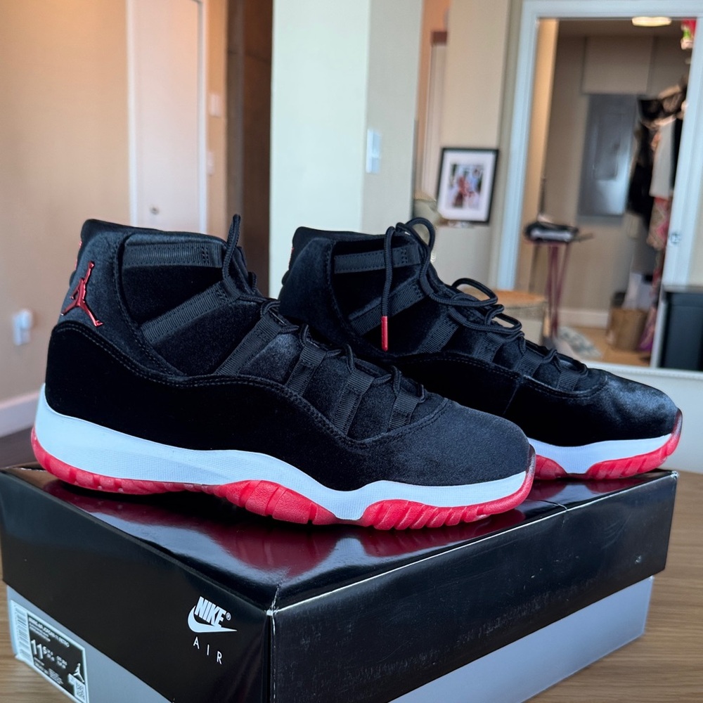 Nike Air Men's/ Wmns Black and Red High-Top Sneakers velvet